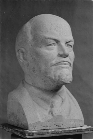 Lenin-Büste : Lenin-Büste. Gips (1960/1962) (Studentenarbeit der Bildhauerklasse von Walter Arnold)