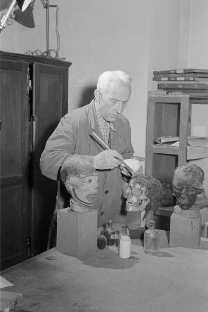 Staatliche Museen, ägyptische Abteilung Restaurator Rudolf Kuhn bei der Arbeit