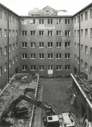 Dresden_Altstadt, Devrientstraße 4/Ecke Holländische Straße. Sächsischer Landtag. Altbau (1928/1931; Barthold und Tiede). Innenhof gegen Erlwein-Speicher