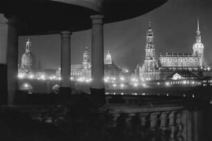 Dresden. Blick vom Neustädter Elbufer, Pavillon am Japanischen Palais nach Südosten auf die Altstadt bei Nacht