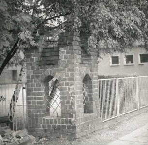 Spremberg, Wirthstraße 1. Gesamtschule (ehemalige Mädchenschule) (1905). Eckteil der Einfriedung
