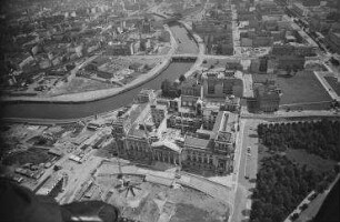 Luftaufnahme, Blick von Süd-Westen auf das Reichstagsgebäude. Berlin-Tiergarten, Platz der Republik
