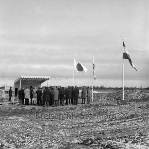 Minolta Europe GmbH: "Europa-Center": Kamera-Hersteller: Gewerbegebiet Nord: Kurt-Fischer-Straße: Grundsteinlegung: Zeltpavillon, gehisste Flagge Japans: Direktor von Minolta Europe Akio Miyabayashi hält Rede: im Beisein von Minister für Soziales Karl Eduard Claussen, Gäste