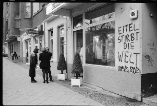 Inschrift "Eitel stirbt die Welt" in der Prenzlauer Allee