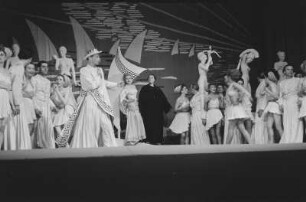 Szenenbilder aus der Operette "Die schöne Helena" von Jaques Offenbach im Metropol-Theater Berlin