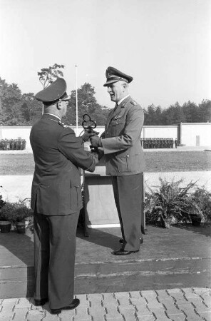 Übergabe des Hauptquartiers der Luftwaffengruppe Süd an der Blankenlocher Allee.