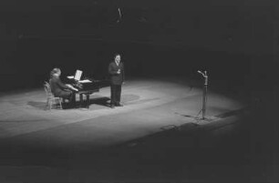 Moissejew-Ensemble im Admiralspalast : Auftritt eines Sängers mit Klavierbegleitung