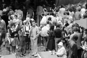 Freiburg: Freiburger Weinfest 1975; Besucher vor den Buden auf dem Münsterplatz; von oben