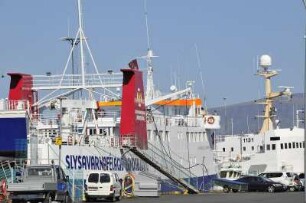 Schiffe im Hafen von Reykjavik : Schiffe, aufgenommen im Alten Hafen der isländischen Hauptstadt Reykjavik, aufgenommen am 29. Mai 2012
