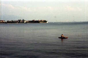 Bad Schachen: Mädchen auf Brett im See, Hintergrund Lindau