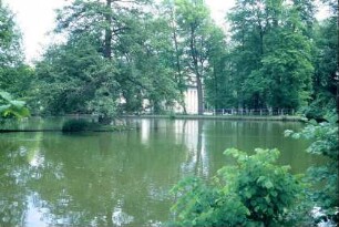 Schlosspark; Teich mit Halbinsel