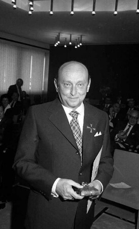 Verleihung des Bundesverdienstkreuzes an den Vorsitzenden des Vorstands der Südwestlichen Bau-Berufsgenossenschaft (Karlsruhe) Erich Riedel