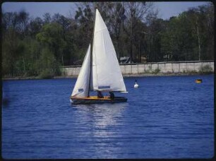 Berlin-West. Segelboot auf der Havel. Blick auf Grenzanlage Berliner Mauer