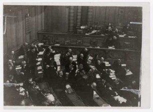 Abgeordnete während einer Reichstagssitzung in Berlin. Die "Rechte" in der linken Ecke, stehend in der Mitte Graf Westarp. aus der Serie "Wie der Reichstag arbeitet"