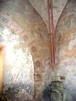 Fuchsstadt-Katholische Pfarrkirche-Kirchturm (Chorturm 15 Jh)-Turmchor nach Nordwesten mit Wandmalerei in Farbigkeit und aufgehender Kreuzrippe