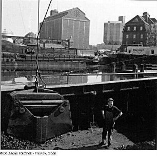 Berlin-Moabit, Turmstraße 57. Westhafen. Blick auf das Hafenbecken