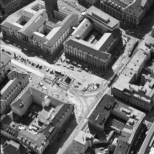 Umbau Marktplatz. Verlegung der Schienen für das zukünftige Gleisdreieck auf der Ostseite des Platzes