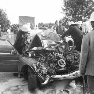 Rethwischdorf: Verkehrsunfall: Bundesstraße B 208: Zusammenstoß Pkw mit Lkw: Einsatz von Feuerwehr und Rettungsdienst bei demoliertem Pkw: im Hintergrund Zuschauer und Lkw