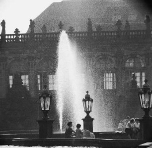 Dresden-Altstadt. Zwinger (1709-1728; M. D. Pöppelmann, B. Permoser). Zwingerhof. Langgalerie und Brunnen