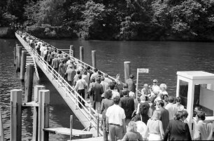 24. Tagung 1974 Chemiker; Bodenseefahrt: auf dem Landungssteg
