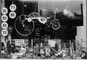 Schaufenster eines Geschäfts für Fahrrad-/Motorradzubehör und -ersatzteile