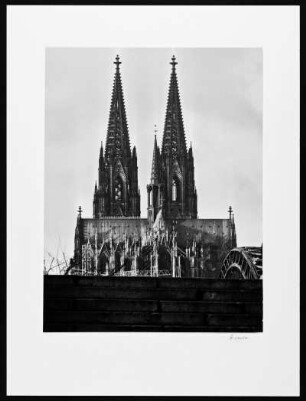 Köln-Deutz. Treppen an der Hohenzollernbrücke . Blick zum Kölner Dom