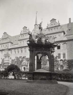 Merseburg, Schlosshof mit Ziehbrunnen gegen den Nordflügel