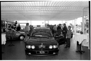 BMW-Niederlassung Adolf Werner: Ostring, Ecke Beimoorweg: Neueröffnung Anbau: Ausstellungsraum: Besucher bei Besichtigung von Neuwagen