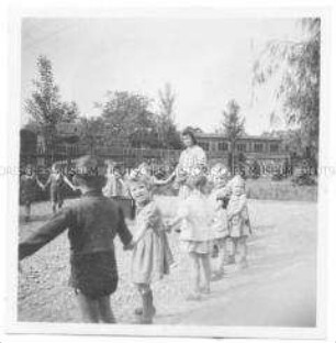 Erzieherin mit Kinder beim Kreisspiel, Betriebskindergarten des Olympia Büromaschinenwerkes in Erfurt