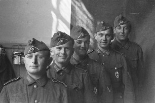 Zweiter Weltkrieg. Niederlande unter deutscher Besatzung. Fünf deutsche Wehrmachtsangehörige in ihrer Unterkunft (wohl bei Den Haag)