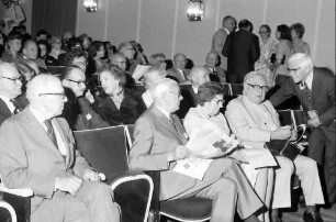 24. Tagung 1974 Chemiker; Studentenabend mit den Nobelpreisträgern: Ronald G. Norrish, Robert S. Mulliken, Edwin M. Mc Millan, Frau Mc Millan, Adolf Butenandt, Frau Butenandt, Werner Forßmann, W. Fucks