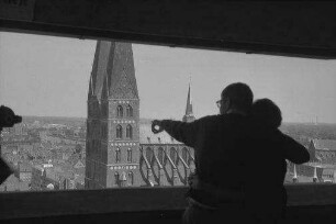 Lübeck: von der Petrikirche, auf Marienkirche mit Pärchen im Vordergrund
