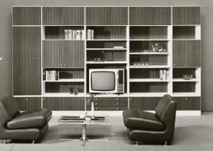 Couchtisch : Wohnzimmermöbel (1973; Möbelkombinat Nord (MKN)). Ansicht mit Anbauwand und Couchtisch mit Sesseln