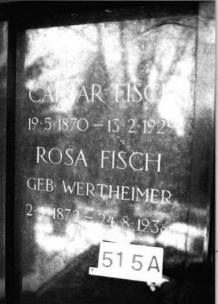 Grabstein 515 (Index: 100092208) Material: Granit Zustand: gut Maße HxBxT: 195x160x34 cm Beschreibung: breite Stele mit Abdeckplatte, getreppter Sockel, vertiefte Schriftplatte: Grabstein 515A