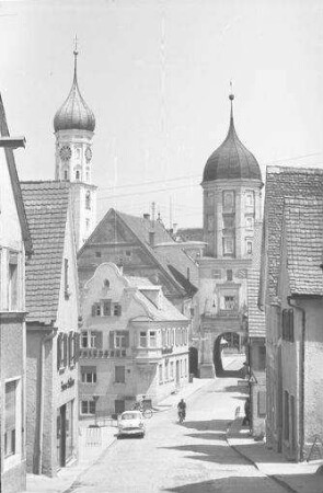 Burgau: Straße mit Tor und Turm der Kirche