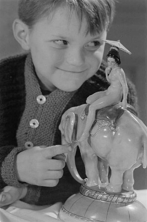 Porträt eines Jungen ( Lothar) mit einer Porzellanfigur