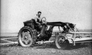 Fotografie: Traktor, Traktorkonzept, Geräteträger, Verfahren, Frontanbau, Kastenstreuer, Mineraldüngerstreuer, Zwischenachsanbau, Federzinkengrubber, Egge