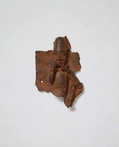 Plaque de bronze (fragment) : musicien avec trompette transversale, chaîne