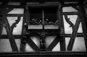 Rappoltsweiler, Ribeauvillé: altes Fachwerkhaus, Fenster mit Holzschnitzerei