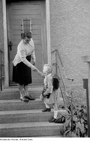 Erster Schultag eines kleinen Mädchens (Elke)