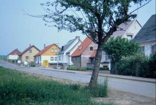eine Häuserzeile mit neu gebauten Einfamilienhäusern am Westrand des Dorfes
