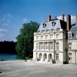 Château de Fontainebleau — Cour de la Fontaine — Gros Pavillon