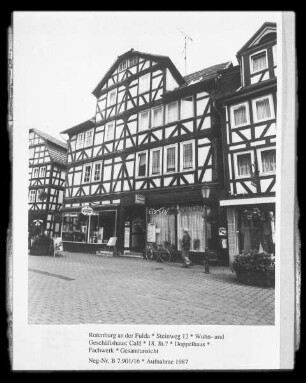 Wohn- und Geschäftshaus Café