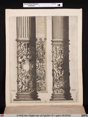 Zwei Säulenbasen und ein Pfeiler mit grotesken Ornamenten.
