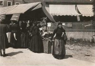 Gößweinstein. Wallfahrts-Jahrmarkt, Bauernfrauen in Tracht an Verkaufsständen