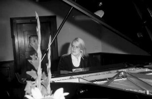 Freiburg: Kaufhaussaal, Konzert und Ausstellung Hortense von Gelmini, Hortense von Gelmini am Flügel