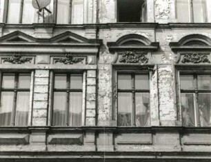 Görlitz, Landeskronstraße 32. Wohnhaus (um 1895). Obergeschossfenster