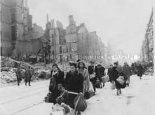Die Bewohner von Berlin kehren nach der Kapitulation in die Stadt zurück