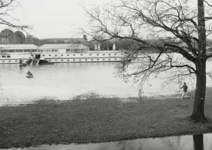 Elbe bei Hochwasser. Hotelschiff "Florentina" an der überschwemmten Anlegestelle Terrassenufer mit Zubringerboot für Hotelgäste