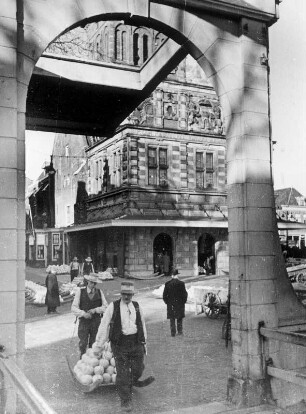Niederlande. Auf der alten Stadtwaage der Käse-Stadt Alkmaar wurden 1936 noch die Käselasten gewogen. Traditionell gekleidete Träger der Käseträgergilde transportieren den Käse.